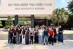 Des étudiants singapouriens visitent le Musée des vestiges de la guerre du Vietnam. Photo : VNA