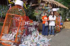 De jeunes participants au programme « Échanger des bouteilles en plastique contre des cadeaux » lors de la Fête de l’environnement « Vivre vert - Accompagner l’économie verte » dans la province de Đồng Tháp. Photo : VNA.