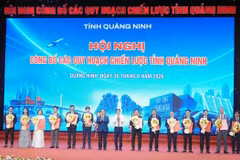Quang Ninh remet 18 certificats d'approbation d'investissement, pour un montant total de 45 000 milliards de dôngs. Photo : VNA.