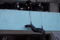 Les secouristes vietnamiens récupèrent les corps de 11 victimes au Venezuela. Photo : VNA.
