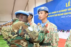 Les Casques bleus vietnamiens ont eu l'honneur de recevoir la Médaille des Nations Unies. (Photo : Van Quyet)