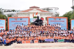 Les enfants du Vietnam, du Laos et du Cambodge participent au 8e Festival des enfants du Vietnam, du Laos et du Cambodge, placé sous le thème « Les Bras de l'amitié ». Photo : VNA,