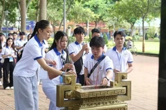 Les jeunes de la diaspora allument de l’encens en hommage aux soldats. Photo : Thanh Long.