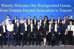 La délégation de l’Association vietnamienne de l’Internet (VIA) pose pour une photo souvenir lors de sa visite de travail auprès du groupe Tencent.