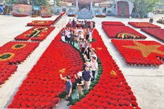 Le site touristique de Quang Phu Cau (commune d’Ung Thien) attire de nombreux visiteurs. Photo : HNM.