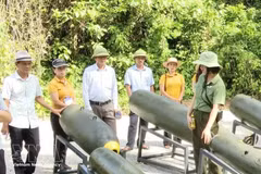 Visiteurs au site écotouristique "Piste légendaire de Truong Son et Grotte du Commandement" à Quang Tri. Photo: VNA