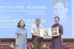 Des représentants de familles vietnamiennes résidant en France remettent au Site des vestiges du Président Hô Chi Minh au Palais présidentiel de précieux documents et photographies sur le Président Hô Chi Minh conservés en France. Photo : VNA