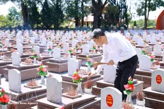 Le Premier ministre Le Minh Hung offre de l'encens au cimetière national des martyrs de Truong Son. Photo : VNA.