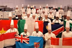 L’équipe du Vietnam a participé au concours avec pour représentant principal le Chef Trinh Tuan Dung, accompagné de l’assistant-chef Le Dac Minh Quan, sous la direction et l’accompagnement professionnel de M. Van Phu Phuong Dung.