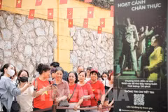 Des visiteurs font la queue pour visiter la prison de Hoa Lo. Photo : VNA.