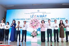 La vice-présidente du Comité populaire de la ville de Hanoi, Vu Thu Ha, félicite les habitants du hameau de Van Diem (commune de Phu Xuyen) à l'occasion de l'inauguration de la maison de la culture opérant selon le nouveau modèle. (Photo : Mai Dung)