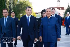 Le Premier ministre vietnamien, Le Minh Hung, (centre) et le chef de l'État du Tatarstan, Rüstam Minnikhanov. Photo : VNA.