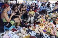 À Ho Chi Minh-Ville, les touristes étrangers affluent au marché Tan Dinh pour faire fabriquer des sabots en bois sur mesure