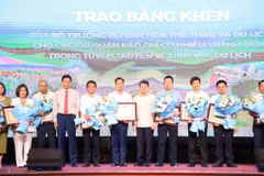 Le ministère de la Culture, des Sports et du Tourisme remet des certificats de mérite à plusieurs organes de presse. Photo : Thanh Hieu/VOV.
