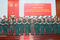 Le général d'armée Nguyen Tân Cuong, membre du Comité central du Parti, chef d'état-major général de l'Armée populaire du Vietnam et vice-ministre de la Défense, pose avec les officiers et militaires de la mission avant leur départ pour le Venezuela, où ils participeront aux opérations de secours et d'aide humanitaire. Photo/VNA.