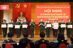 Le général Le Quang Minh, chef adjoint du Département général de la politique, et le général Pham Truong Son, chef d'état-major adjoint de l'Armée populaire du Vietnam, remettent des satisfecit à des collectifs et à des individus exemplaires. Photo : VNA