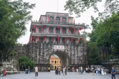 La tour de la porte Huu Nghi Quan attire de nombreux visiteurs venus de Chine et du Vietnam. Photo : VNA.