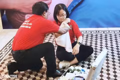 Une séance d’initiation aux premiers secours organisée par la Croix-Rouge de Hô Chi Minh-Ville au profit de la communauté. Photo : dantri.com.vn