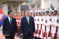 Le président du PPC et président du Sénat du Cambodge, Samdech Techo Hun Sen, et le secrétaire général du PCV, To Lam, en visite d’État au Cambodge, le matin du 6 février 2026, à Phnom Penh. Photo : VNA.