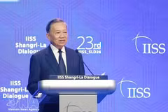Le secrétaire général du Parti communiste du Vietnam et président de la République, To Lam, prononce une allocution d’orientation lors de la 23e édition du Dialogue de Shangri-La et répond à plusieurs questions des participants. Photo : VNA.