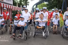 De nombreuses personnes handicapées constituent des exemples remarquables de courage et de persévérance pour surmonter les difficultés de la vie, s’intégrer pleinement à la communauté et être reconnues et honorées dans tous les domaines de la société. Photo: VNA