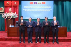Le vice-ministre vietnamien de la Sécurité publique, Nguyen Van Long, et les chefs des délégations des pays participants. Photo : VNA.