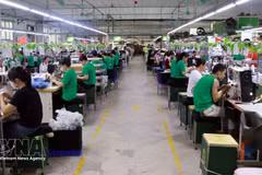 Des ouvriers travaillent dans une usine de transformation de textiles destinés à l'exportation. Photo : VNA.