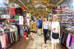 Le marché Bên Thanh à Hô Chi Minh-Ville attitre un grand nombre de touristes étrangers. Photo : VNA.