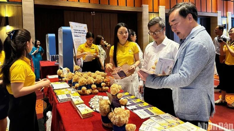 De nombreux produits de tourisme médical sont présentés en marge du colloque. Photo : NDEL