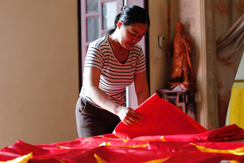 À chaque grande fête nationale, le pouvoir d'achat augmente. Ces derniers jours, mon atelier a produit des milliers de drapeaux de différentes tailles chaque jour, mais cela ne suffit toujours pas à répondre à la demande du marché, a confié Vuong Thi Nhung, un villageois de Tu Van. Photo : congluan À chaque grande fête nationale, le pouvoir d'achat augmente. Ces derniers jours, mon atelier a produit des milliers de drapeaux de différentes tailles chaque jour, mais cela ne suffit toujours pas à répondre à la demande du marché, a confié Vuong Thi Nhung, un villageois de Tu Van. Photo : congluan