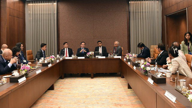 Séance de travail entre le Vice-PM vietnamien, Trân Luu Quang, et des responsables du groupe indien Adani, spécialisé dans les investissements en matière d’infrastructures et d’énergie. Photo : baochinhphu.vn. Séance de travail entre le Vice-PM vietnamien, Trân Luu Quang, et des responsables du groupe indien Adani, spécialisé dans les investissements en matière d’infrastructures et d’énergie. Photo : baochinhphu.vn.