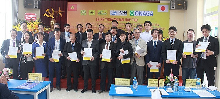 Cérémonie de signature d'un accord de coopération dans la création du complexe Techno Park Vietnam — Japon entre l’Association des entreprises de l’industrie auxiliaire de Hanoï (HANSIBA) et les entreprises membres de Kobe Aero Network (KAN). Photo: baocongthuong.vn. Cérémonie de signature d'un accord de coopération dans la création du complexe Techno Park Vietnam — Japon entre l’Association des entreprises de l’industrie auxiliaire de Hanoï (HANSIBA) et les entreprises membres de Kobe Aero Network (KAN). Photo: baocongthuong.vn.