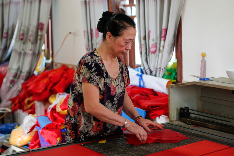 Ces derniers jours, à l'approche de la célébration de la victoire du 30 avril 1975, la demande de drapeaux nationaux est en forte hausse. Les ateliers de Tu Van doivent s’organiser pour passer les commandes à temps. Photo : congluan Ces derniers jours, à l'approche de la célébration de la victoire du 30 avril 1975, la demande de drapeaux nationaux est en forte hausse. Les ateliers de Tu Van doivent s’organiser pour passer les commandes à temps. Photo : congluan
