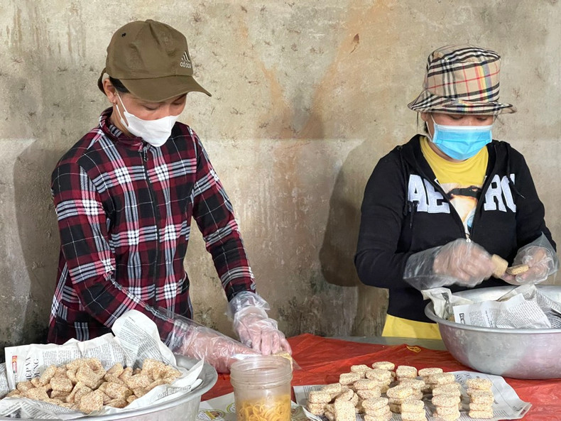 « Les deux étapes les plus importantes dans la préparation des biscuits au sésame sont le séchage et la cuisson du sucre », a partagé Vo Thi Kim Hoanh, 60 ans, qui fabrique des biscuits au sésame depuis l’âge de 13 ans. « Les deux étapes les plus importantes dans la préparation des biscuits au sésame sont le séchage et la cuisson du sucre », a partagé Vo Thi Kim Hoanh, 60 ans, qui fabrique des biscuits au sésame depuis l’âge de 13 ans.