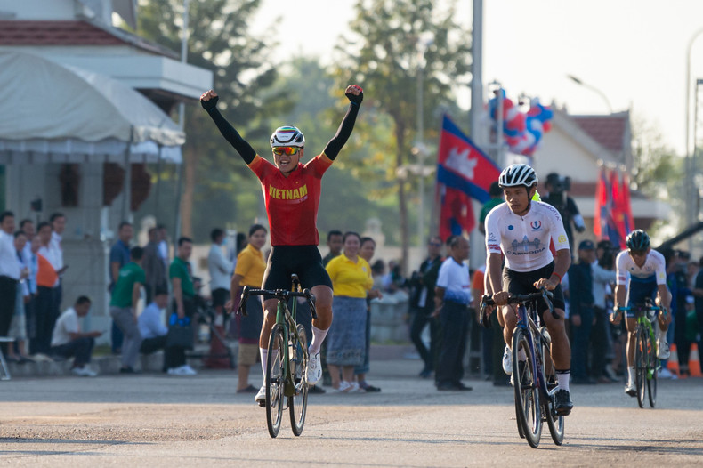 Le coureur vietnamien Lê Thanh Hiêu (à gauche) a franchi la ligne d'arrivée en vainqueur. Le coureur vietnamien Lê Thanh Hiêu (à gauche) a franchi la ligne d'arrivée en vainqueur.