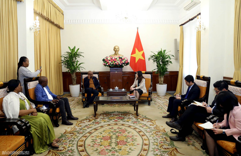 Les deux parties ont convenu de multiplier les échanges de délégations à tous les niveaux, en particulier celles de haut niveau, afin de créer des percées stratégiques dans la coopération vietnamo-botswanaise dans tous les domaines. Photo : baoquocte.vn. Les deux parties ont convenu de multiplier les échanges de délégations à tous les niveaux, en particulier celles de haut niveau, afin de créer des percées stratégiques dans la coopération vietnamo-botswanaise dans tous les domaines. Photo : baoquocte.vn.