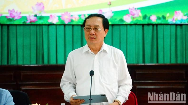 Huynh Thanh Dat, chef adjoint de la Commission centrale de la propagande et de la mobilisation de masse du Parti, prend la parole lors du colloque. Photo : NDEL Huynh Thanh Dat, chef adjoint de la Commission centrale de la propagande et de la mobilisation de masse du Parti, prend la parole lors du colloque. Photo : NDEL