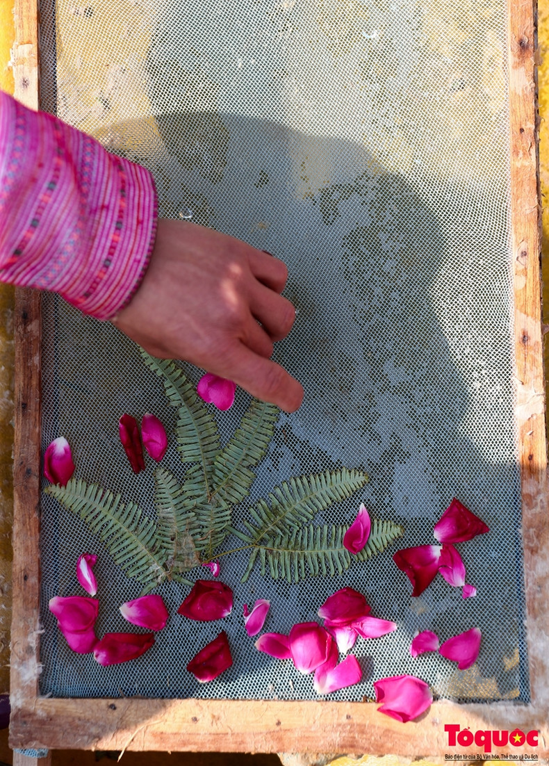 Grâce à une promotion active, le nombre de visiteurs venant découvrir la fabrication traditionnelle du papier dans la famille de M. Cua augmente. Grâce à une promotion active, le nombre de visiteurs venant découvrir la fabrication traditionnelle du papier dans la famille de M. Cua augmente.