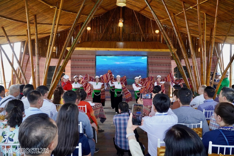 La délégation de Viêt kiêu a eu l'occasion de déguster des spectacles artistiques imprégnés de l’identité culturelle de l'ethnie Muong, dans la province de Phu Tho. Photo: baoquocte.vn.