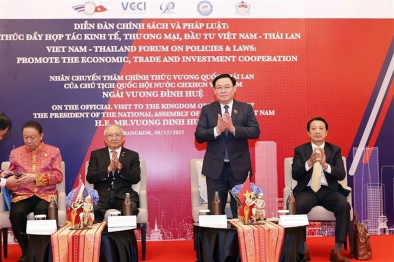 Le Président de l'AN vietnamienne, Vuong Dinh Huê (debout) lors du Forum, le 8 décembre à Bangkok. Photo : VNA. Le Président de l'AN vietnamienne, Vuong Dinh Huê (debout) lors du Forum, le 8 décembre à Bangkok. Photo : VNA.