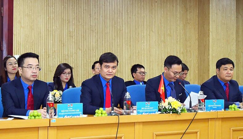 Le premier secrétaire du Comité central de l’Union de la jeunesse communiste Hô Chi Minh, Bui Quang Huy, a demandé aux organisations de la jeunesse vietnamiennes et laotiennes de continuer à travailler en étroite collaboration pour assurer la mise en œuvre efficace des contenus et accords de coopération bilatérale déjà signés. Photo: NDEL. Le premier secrétaire du Comité central de l’Union de la jeunesse communiste Hô Chi Minh, Bui Quang Huy, a demandé aux organisations de la jeunesse vietnamiennes et laotiennes de continuer à travailler en étroite collaboration pour assurer la mise en œuvre efficace des contenus et accords de coopération bilatérale déjà signés. Photo: NDEL.