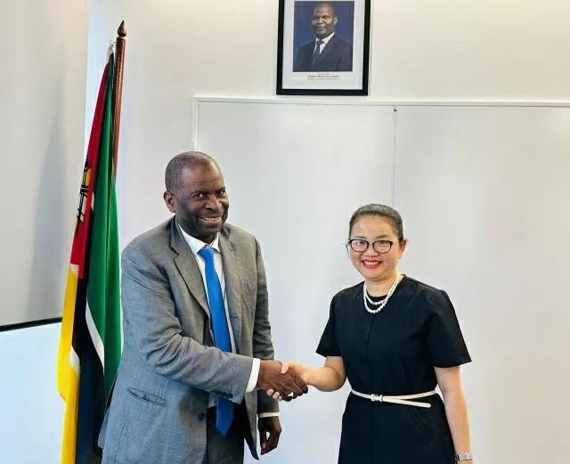 Le ministre mozambicain des Ressources minérales et de l'Énergie, Estevão Tomás Rafael Pale, a affirmé la volonté du Mozambique de créer les meilleures conditions possibles aux entreprises et investisseurs étrangers, dont ceux du Vietnam. Photo : baoquocte.vn Le ministre mozambicain des Ressources minérales et de l'Énergie, Estevão Tomás Rafael Pale, a affirmé la volonté du Mozambique de créer les meilleures conditions possibles aux entreprises et investisseurs étrangers, dont ceux du Vietnam. Photo : baoquocte.vn