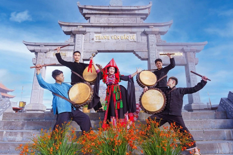 Il faut dire aussi que l’automne est la plus belle saison de la "chasse à la mer de nuages" à Sa Pa. Du haut des 3.143 m du toit de l'Indochine, les nuages se déversent tantôt comme des cascades, tantôt ils flottent en couches comme les vagues de l'océan.
