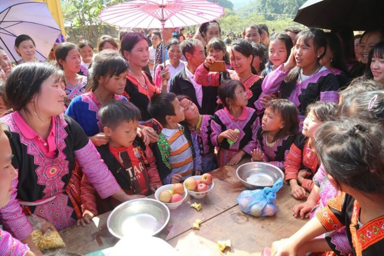 Les Mông dans le district de Môc Châu (province de Son La, au Nord-Ouest) accueillent le Têt. Photo : VNA. Les Mông dans le district de Môc Châu (province de Son La, au Nord-Ouest) accueillent le Têt. Photo : VNA.