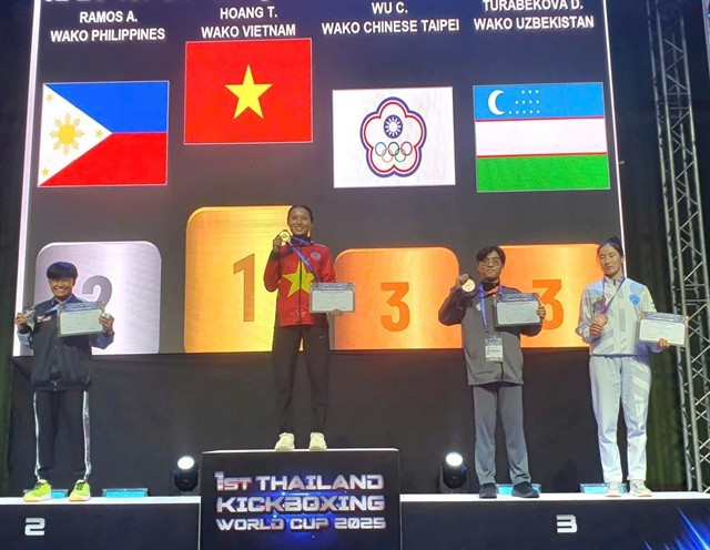 Hoàng Thi Thuy Giang du Vietnam triomphe dans la catégorie de light contact féminin de - 50 kg de la Coupe du monde de kickboxing en Thaïlande. Photo : VNA.
