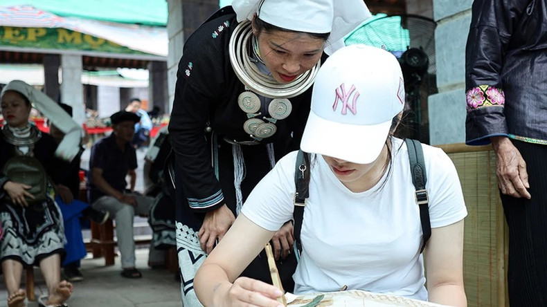 La présentation de l’art traditionnel d’impression à la cire d’abeille sur les tissus des Dao Tiên au Village culturel et touristique des ethnies du Vietnam a attiré l'attention d'un grand nombre de visiteurs, en particulier des jeunes. Photo: NDEL. La présentation de l’art traditionnel d’impression à la cire d’abeille sur les tissus des Dao Tiên au Village culturel et touristique des ethnies du Vietnam a attiré l'attention d'un grand nombre de visiteurs, en particulier des jeunes. Photo: NDEL.