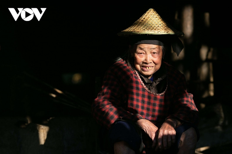 La plupart des Nùng An sont des artisans habiles. Des chapeaux de toutes tailles contribuent à mettre en valeur les caractéristiques uniques de cette ethnie.