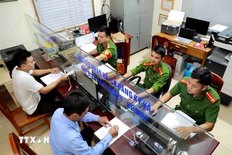 Des habitants effectuent des démarches administratives dans la commune de Yên Duong, district de Tam Dao, province de Vinh Phuc. Photo : VNA. Des habitants effectuent des démarches administratives dans la commune de Yên Duong, district de Tam Dao, province de Vinh Phuc. Photo : VNA.