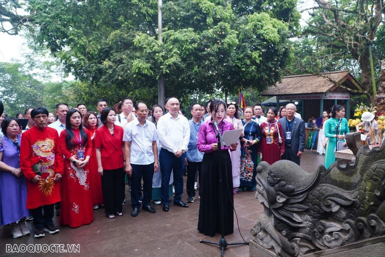 En ces journées d’avril, des millions de pèlerins et de touristes étrangers affluent au Temple des rois Hùng, sur le mont de Nghia Linh, ville de Viêt Tri, dans la province de Phu Tho, à la mémoire des rois fondateurs, dans un des événements culturels et religieux les plus importants du Vietnam. Photo: baoquocte.vn.