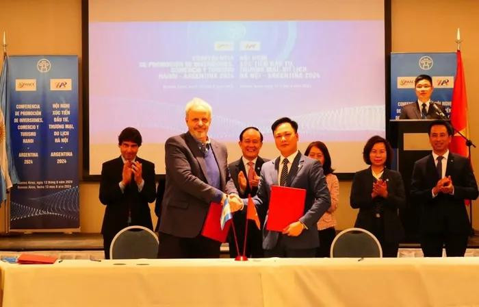 Signature des accords de coopération entre les entreprises vietnamiennes et argentines à l'issue de la conférence. Photo: KTDT. Signature des accords de coopération entre les entreprises vietnamiennes et argentines à l'issue de la conférence. Photo: KTDT.